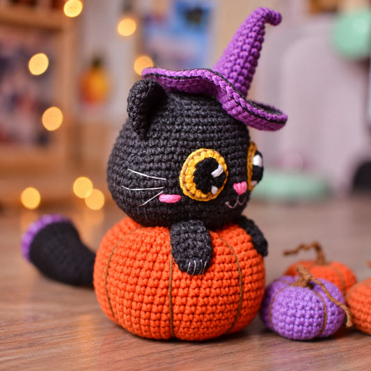 Schwarze Halloween-Katze im Kürbis mit Hexenhut – Häkelanleitung PDF