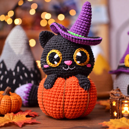 Schwarze Halloween-Katze im Kürbis mit Hexenhut – Häkelanleitung PDF