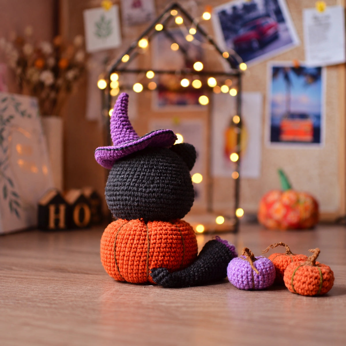 Schwarze Halloween-Katze im Kürbis mit Hexenhut – Häkelanleitung PDF
