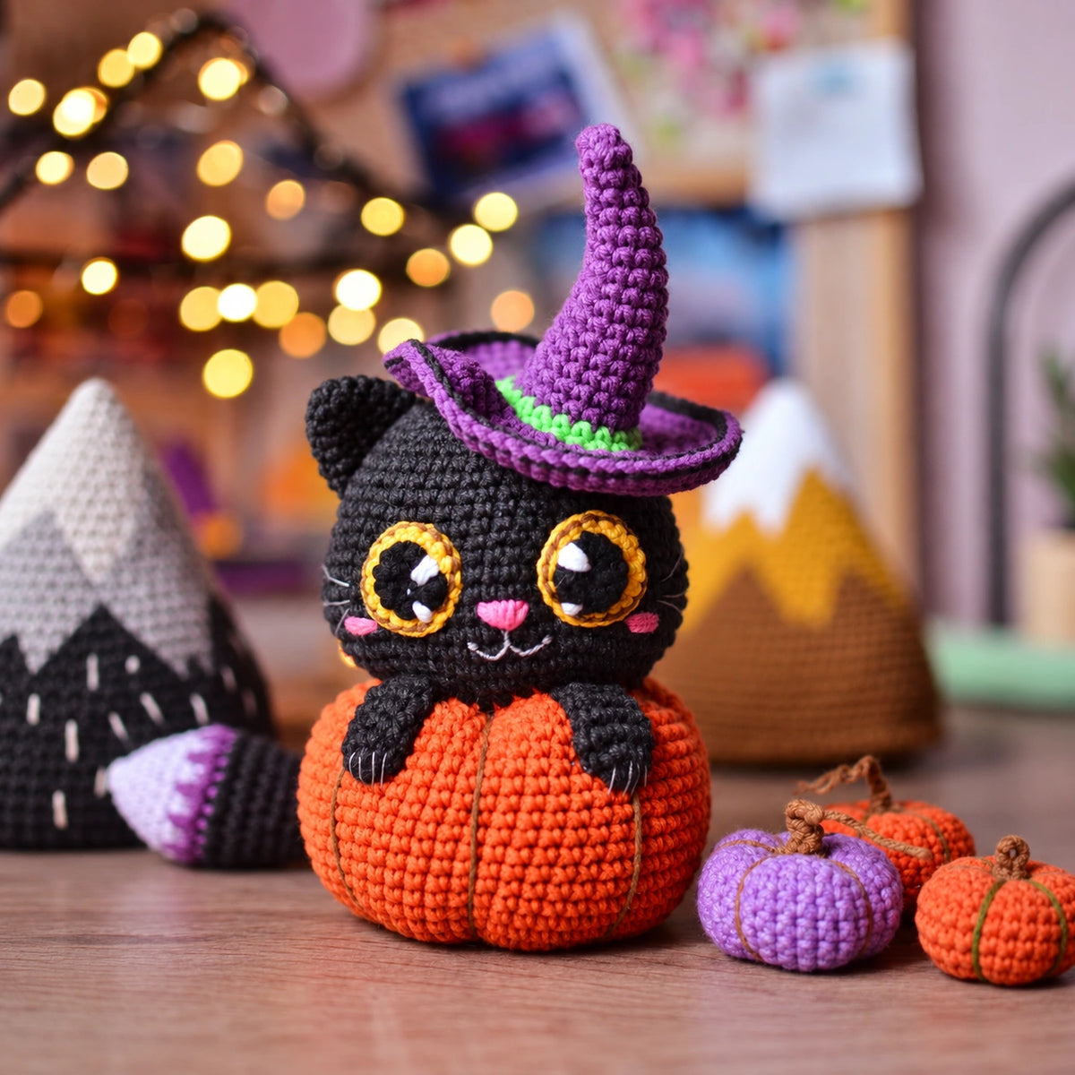 Schwarze Halloween-Katze im Kürbis mit Hexenhut – Häkelanleitung PDF
