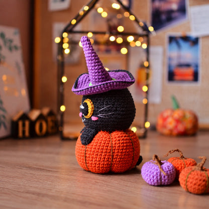 Schwarze Halloween-Katze im Kürbis mit Hexenhut – Häkelanleitung PDF
