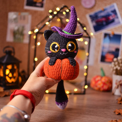 Schwarze Halloween-Katze im Kürbis mit Hexenhut – Häkelanleitung PDF