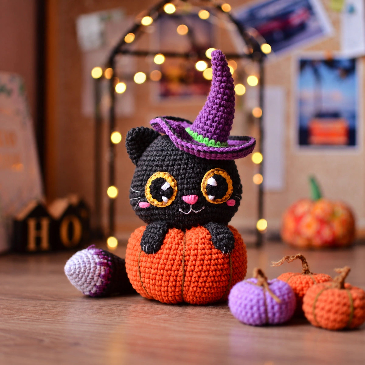 Schwarze Halloween-Katze im Kürbis mit Hexenhut – Häkelanleitung PDF