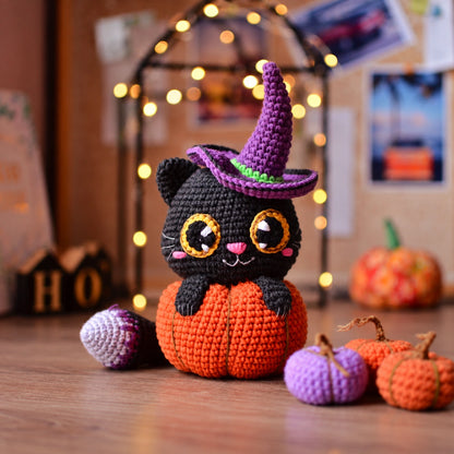 Schwarze Halloween-Katze im Kürbis mit Hexenhut – Häkelanleitung PDF