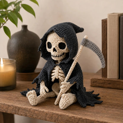 Bitty Grim – Sensenmann-Skelett mit Sense | PDF-Häkelanleitung