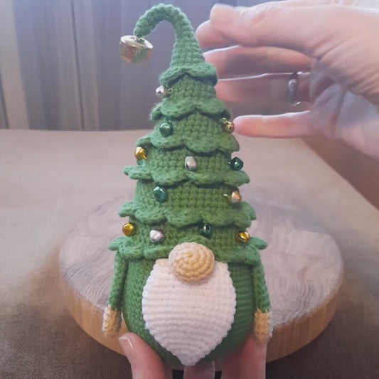 Weihnachtsbaum-Wichtel Häkelanleitung PDF – Festlicher Amigurumi-Gnom