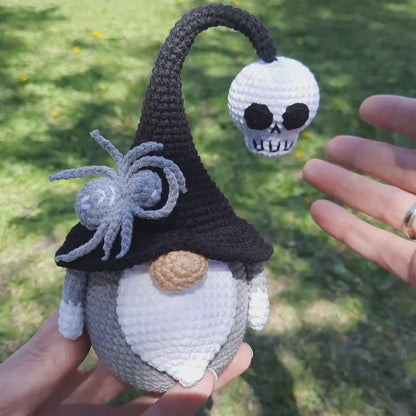 Halloween-Gnom mit Totenkopf & Spinne – Häkelanleitung PDF