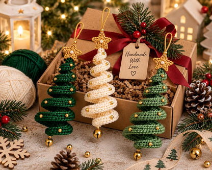 Drei Spiral-Weihnachtsbaum-Anhänger in einer Geschenkbox aus Kraftpapier mit Schleife