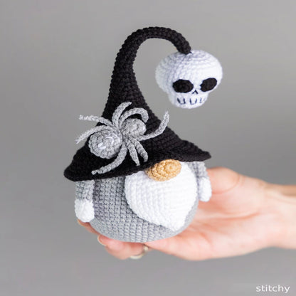 Halloween-Gnom mit Totenkopf & Spinne – Häkelanleitung PDF