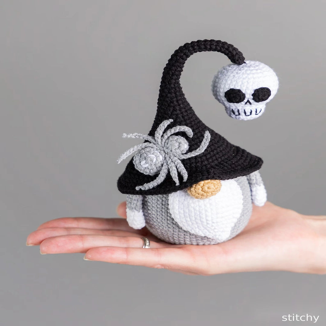 Halloween-Gnom mit Totenkopf & Spinne – Häkelanleitung PDF