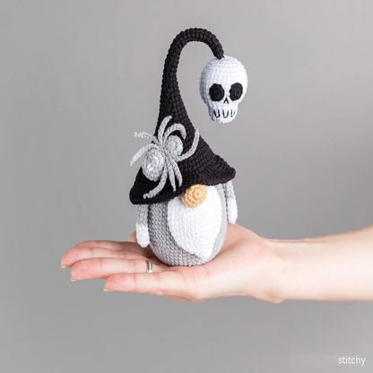 Halloween-Gnom mit Totenkopf & Spinne – Häkelanleitung PDF