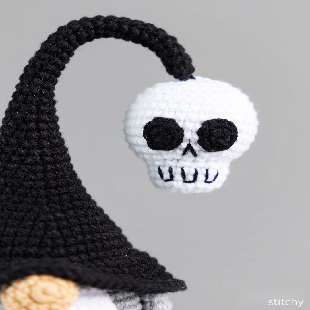 Halloween-Gnom mit Totenkopf & Spinne – Häkelanleitung PDF