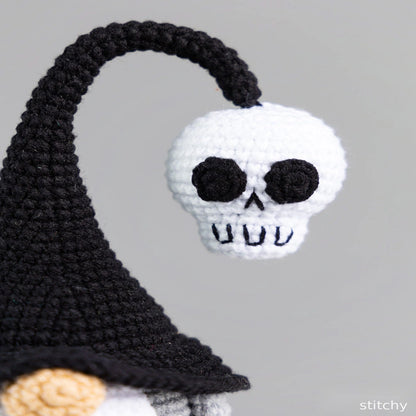 Halloween-Gnom mit Totenkopf & Spinne – Häkelanleitung PDF