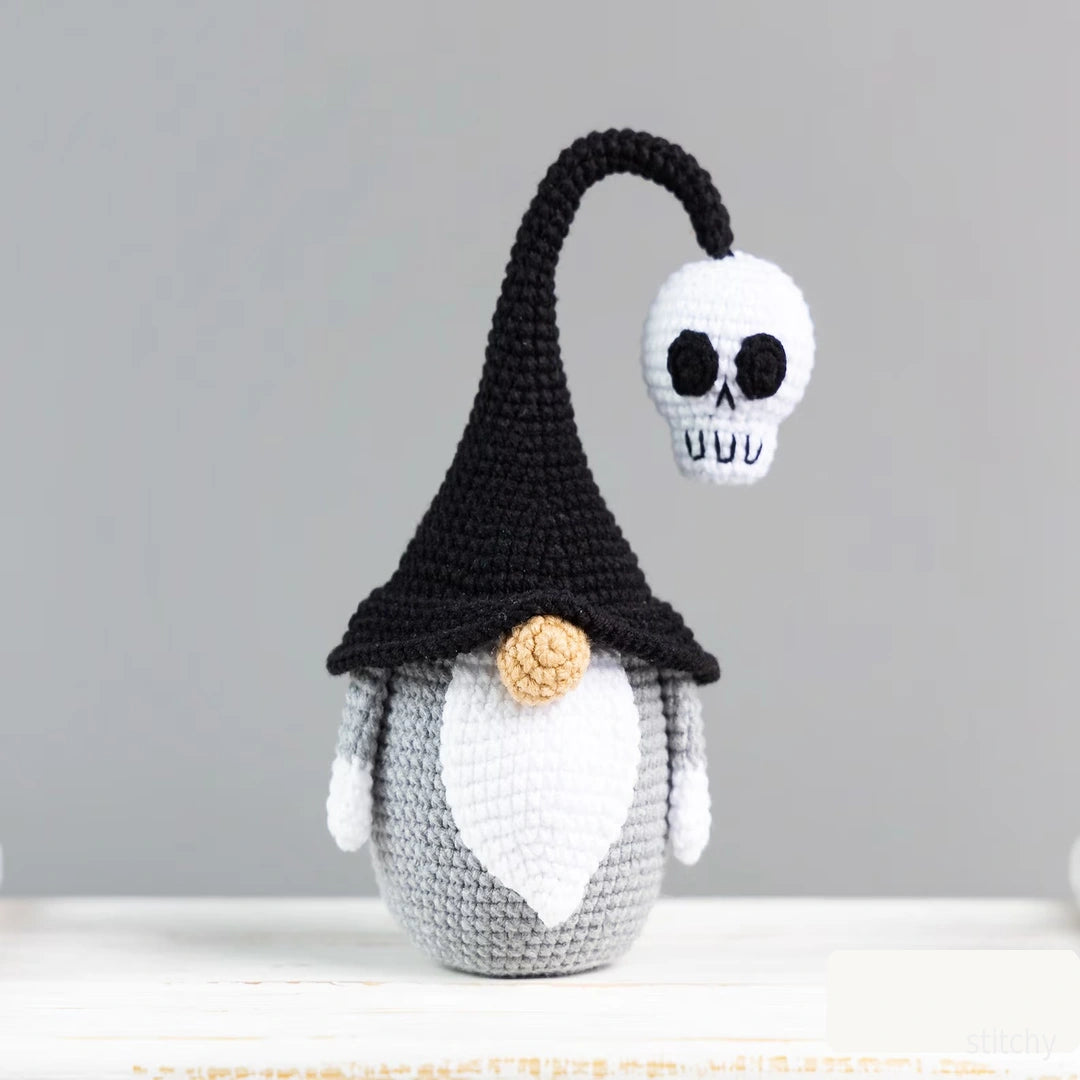 Halloween-Gnom mit Totenkopf & Spinne – Häkelanleitung PDF