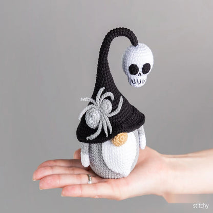 Halloween-Gnom mit Totenkopf & Spinne – Häkelanleitung PDF